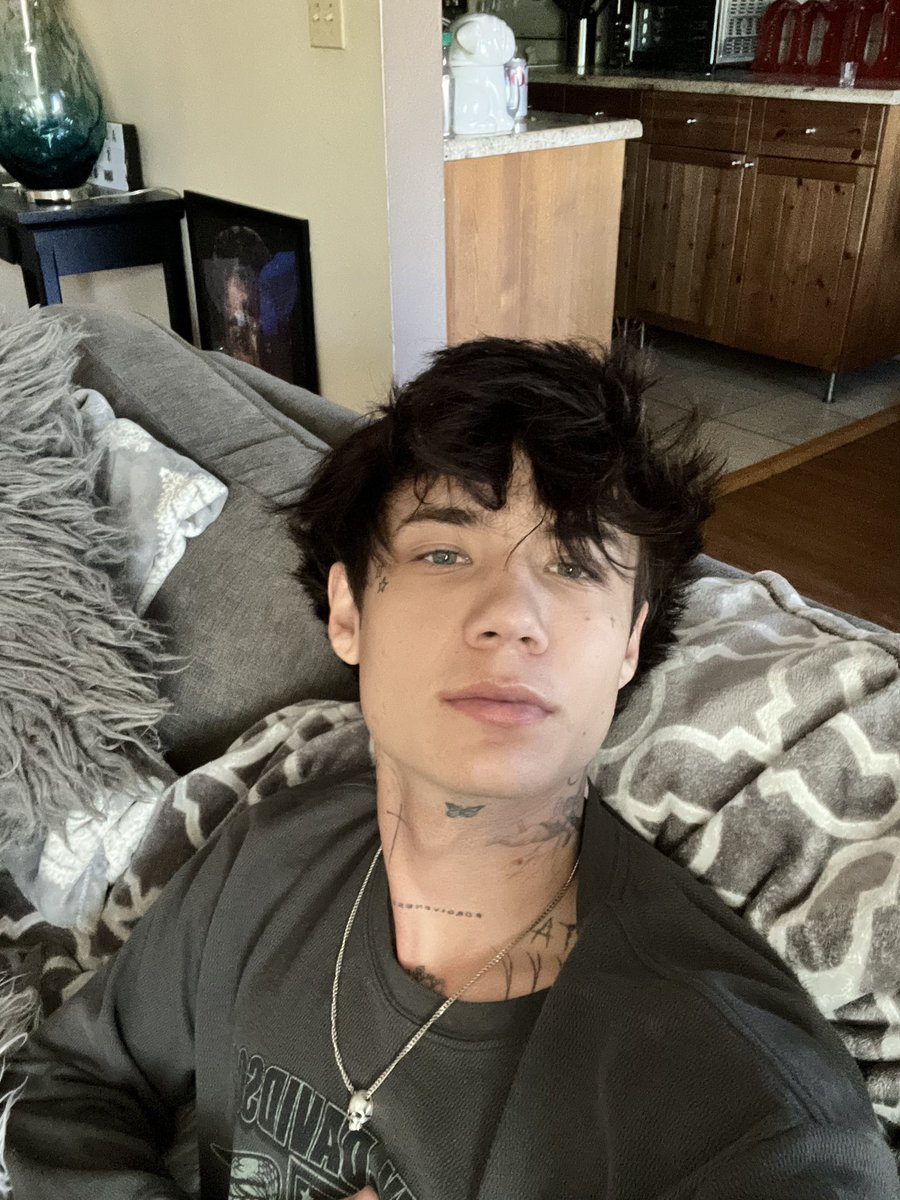 JadenHossler's tweet image. I look like something in this photo bitch what is it I’m confused