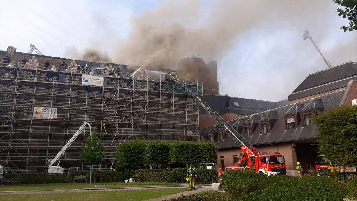 Brandweer Zone Antwerpen (@bzantwerpen) on Twitter photo De brand is bijna onder controle. Onze ploegen zijn nog volop aan het blussen, maar het neemt wel af. Ondertussen zijn ook alle ploegen afgelost en krijgen we versterking uit <a href="/HVZWaasland/">Hulpverleningszone Waasland</a>, <a href="/HVZTaxandria/">HVZ Taxandria</a> en <a href="/BZKempen/">Brandweer zone Kempen</a>. De omgeving blijft vermoedelijk nog lange tijd afgesloten. De brand is bijna onder controle. Onze ploegen zijn nog volop aan het blussen, maar het neemt wel af. Ondertussen zijn ook alle ploegen afgelost en krijgen we versterking uit <a href="/HVZWaasland/">Hulpverleningszone Waasland</a>, <a href="/HVZTaxandria/">HVZ Taxandria</a> en <a href="/BZKempen/">Brandweer zone Kempen</a>. De omgeving blijft vermoedelijk nog lange tijd afgesloten.