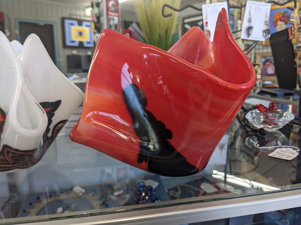 FrancesMFDanger's tweet photo. Check out this amazing Stompdance glass bowl we got in at the gallery! https://t.co/GIM4uyzbCN