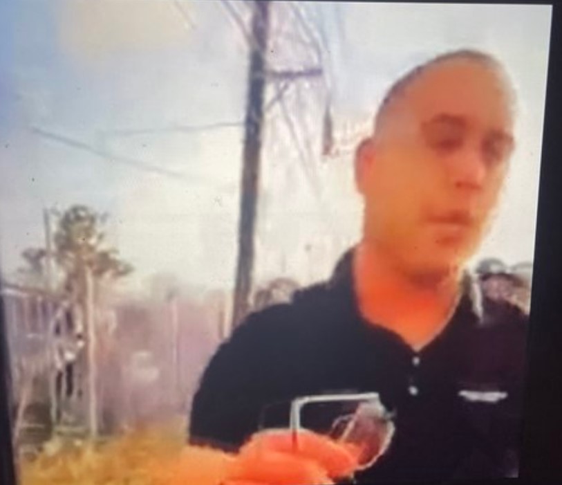 RadioAcromatica's tweet photo. Sargento que agredió a adulto mayor en Aguadilla mató a hombre desarmado en noviembre pasado: https://t.co/az8PwRWHJK @PRPDNoticias @fortalezapr @Kilometro0PR https://t.co/sh0baPXSvM