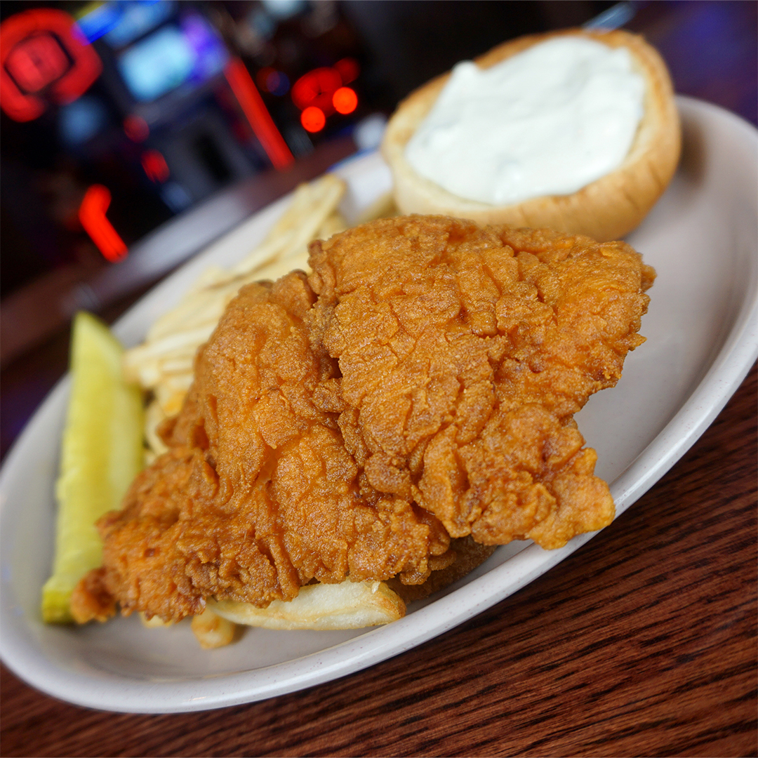 Crispy, juicy, & tender. Happy National Fried Chicken Day!🍗🤤
.
.
.
.
#NationalFriedChickenDay #BuffaloChickenSandwich #friedchicken #chickensandwich