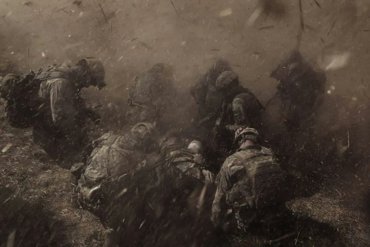 r116440's tweet photo. First Battalion, 87th Infantry on September 17, 2010, in Kunduz, Afghanistan, shielding an injured soldier from rotor wash of landing helicopter. (Photo by Damon Winter) ©️#DamonWinter @nytimes https://t.co/NhDFWM9ZIp