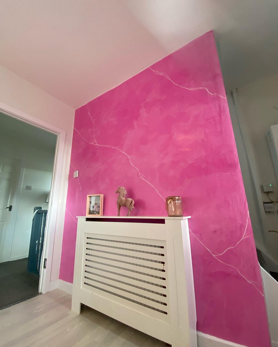 PlasteringPerf2's tweet photo. We have one very happy little girl 💓
High gloss pink Venetian Plaster with hand painted white veins added to this bedroom 🧑🎨💕
A perfect finish for any beauty room business or kids bedroom to add some extra wow factor 🤩
#plasteringperfectltd #venetianplaster #marble #walldec https://t.co/veHzKtnqSB
