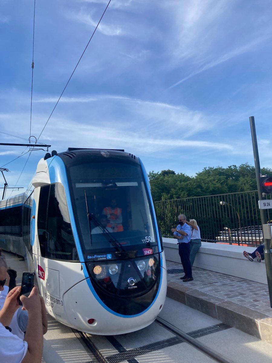 Ce soir, inauguration du tram 13 St Germain St Cyr l'école. Bravo  @iledefrance @StGermainLaye @GroupeColas ! #MobilitéDouce #BasCarbone #Climat