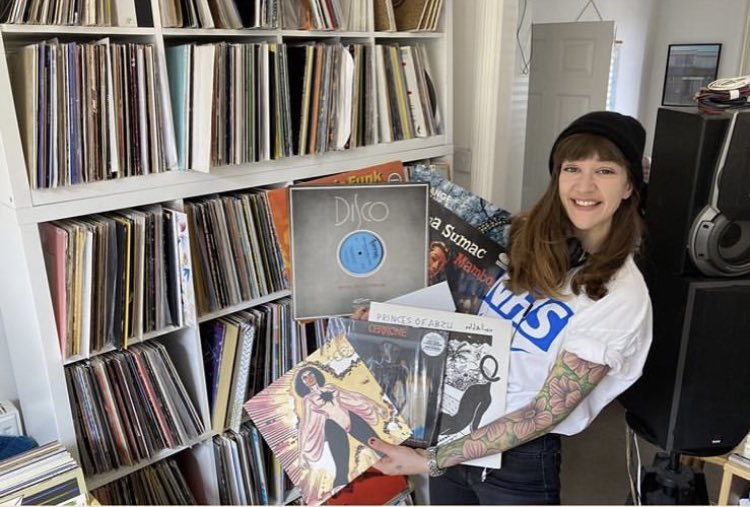 Join me on <a href="/evansontheradio/">Sarah Evans</a> new show live tonight around 9.15 🇬🇧 pm

We’ll be chatting ‘Float’ and other weird and wonderful things <a href="/mixlr/">Mixlr</a> 

Head here to👂 mixlr.com/evansontheradi…