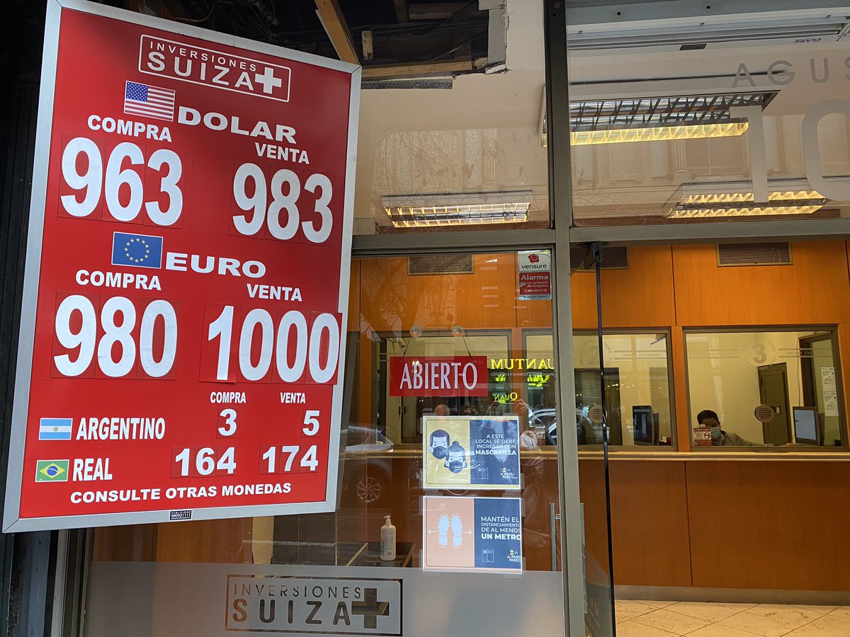 marusic_m's tweet photo. 💸 El dólar en casas de cambio en calle Agustinas ad portas de llegar a $1.000. Acá @pulso_tw explica las razones 👉🏼 https://t.co/fkToqBoSzf https://t.co/J4aVR2olSQ