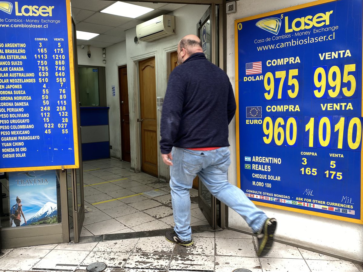 marusic_m's tweet photo. 💸 El dólar en casas de cambio en calle Agustinas ad portas de llegar a $1.000. Acá @pulso_tw explica las razones 👉🏼 https://t.co/fkToqBoSzf https://t.co/J4aVR2olSQ