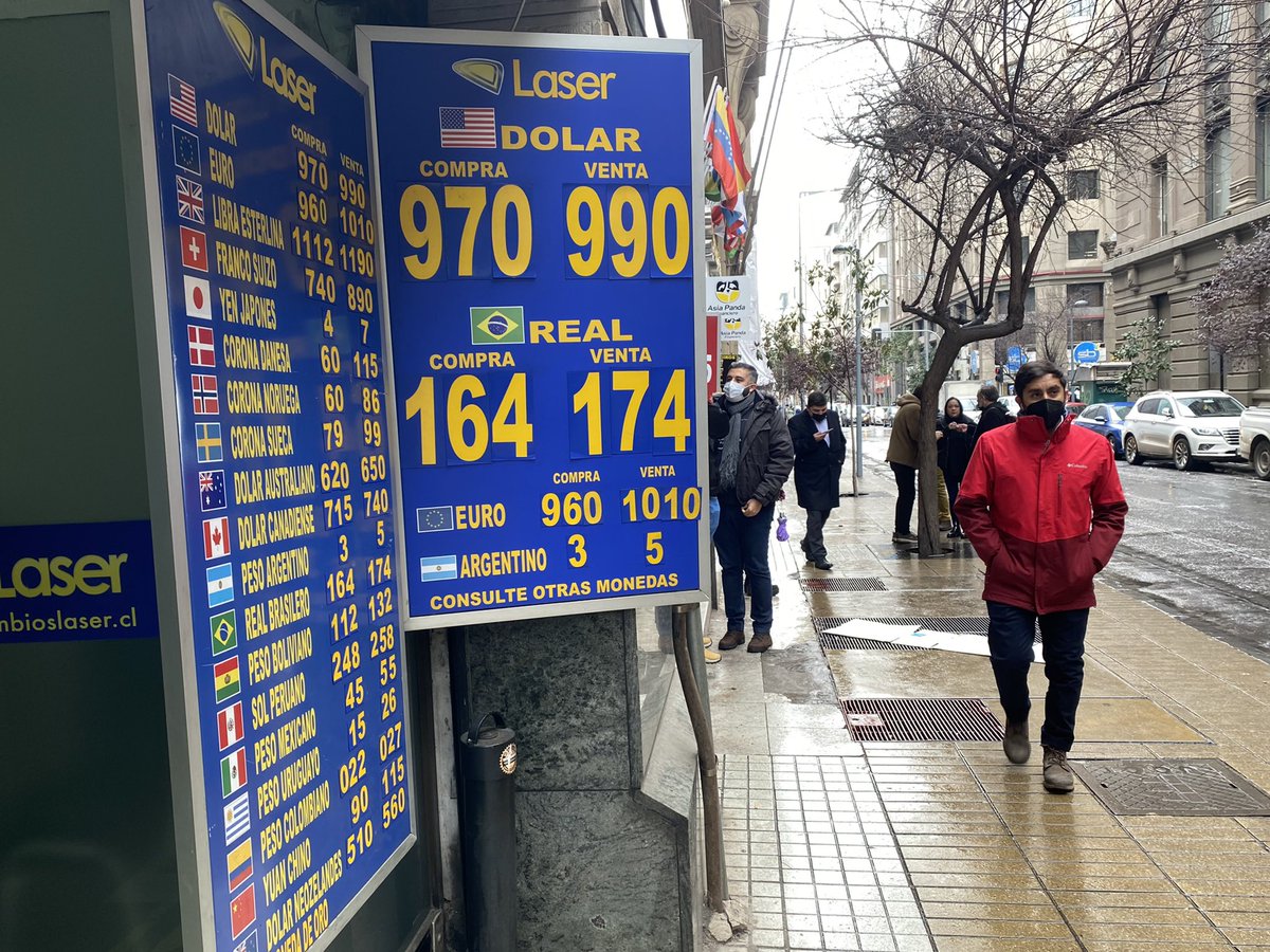 marusic_m's tweet photo. 💸 El dólar en casas de cambio en calle Agustinas ad portas de llegar a $1.000. Acá @pulso_tw explica las razones 👉🏼 https://t.co/fkToqBoSzf https://t.co/J4aVR2olSQ