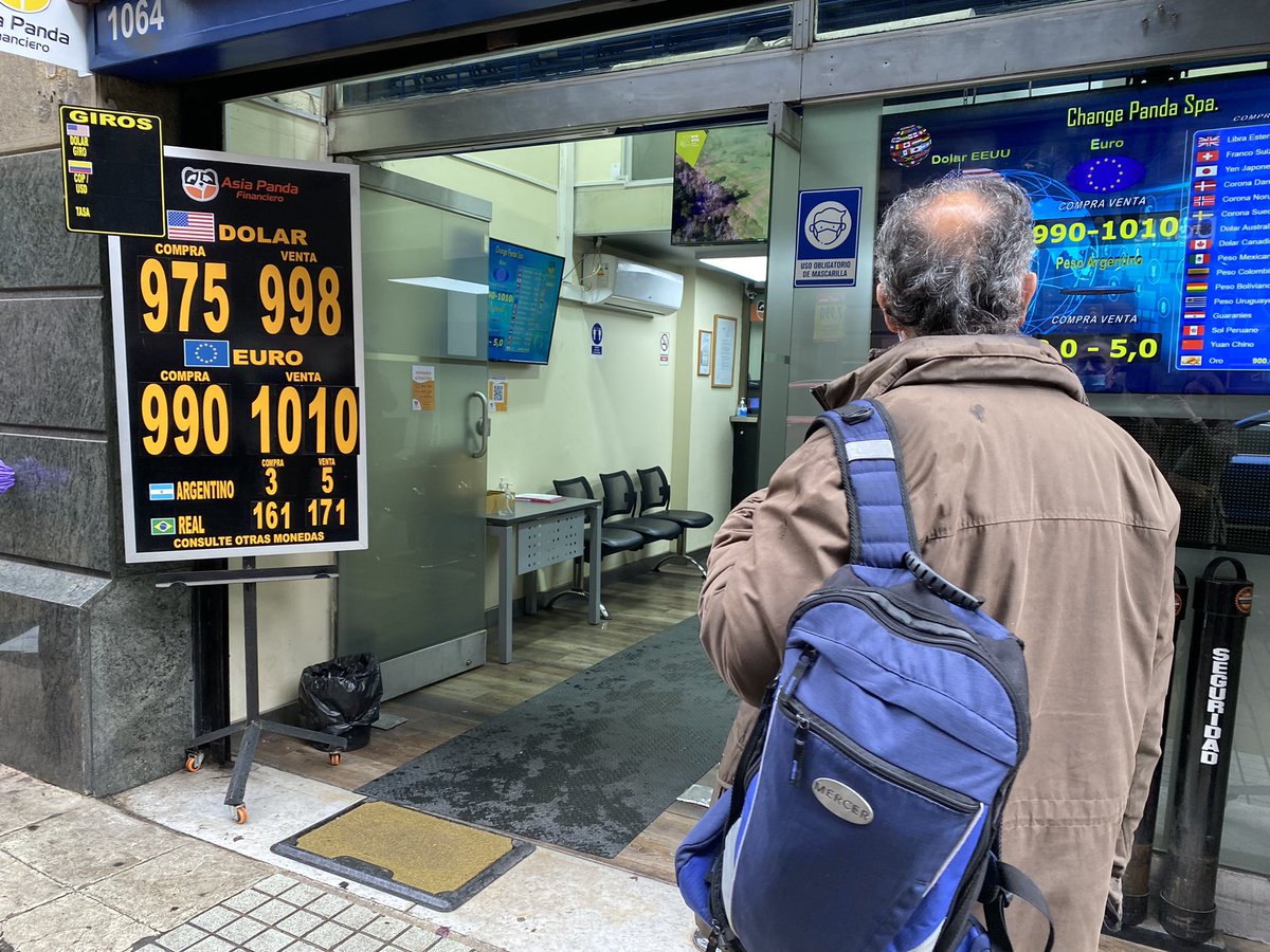 marusic_m's tweet photo. 💸 El dólar en casas de cambio en calle Agustinas ad portas de llegar a $1.000. Acá @pulso_tw explica las razones 👉🏼 https://t.co/fkToqBoSzf https://t.co/J4aVR2olSQ