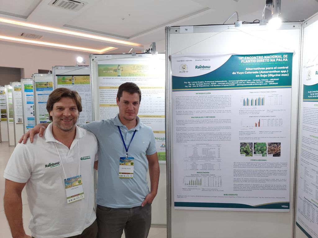 ausid_uy's tweet photo. 🇧🇷Seguimos en el encuentro mundial de Siembra Directa. 
✔️Presentamos dos trabajos sobre manejo de malezas en Siembra Directa en el marco de AUSID+

De izq a der: de Rainbow @RainbowConoSur Ing.Agr. José de Miquelerena 
De AUSID Ing. Agr. Santiago Alvarez @santialvarez93 https://t.co/ifyFnJI8e7