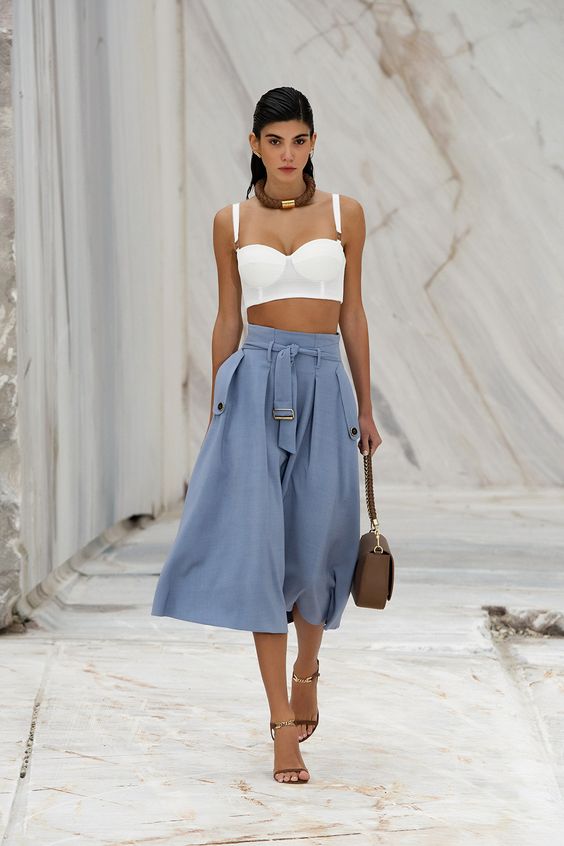 LovinModa's tweet photo. Timeless elegant colour tones_Elisabetta Franchi Summer fashion show 2022
#timelesschic #eleganttones #chic https://t.co/CJsJNUBy1C