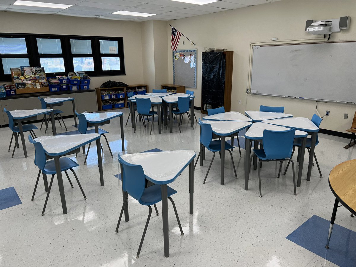 GlennGRobbins's tweet image. New desks and chairs for all scholars in our district! #flexible #writable #howmightwe #scholarandstaffselected