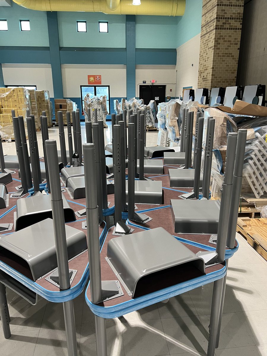 GlennGRobbins's tweet image. New desks and chairs for all scholars in our district! #flexible #writable #howmightwe #scholarandstaffselected