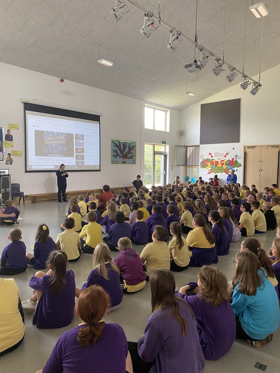 YsgolTrimsaran's tweet photo. Hyfryd cael croesawu disgybl o Fl.10 @Ysgol_Strade i’r wasanaeth bore ‘ma! Gwnaeth pawb fwynhau perfformiad pwerus iawn o ‘This is me’ mewn arwyddiaith. Cyfle gwych i sylweddoli pwysigrwydd yr hawl i gyfathrebu ym mhob iaith #erthygl30 @childcomwales https://t.co/yrTWr64Slv