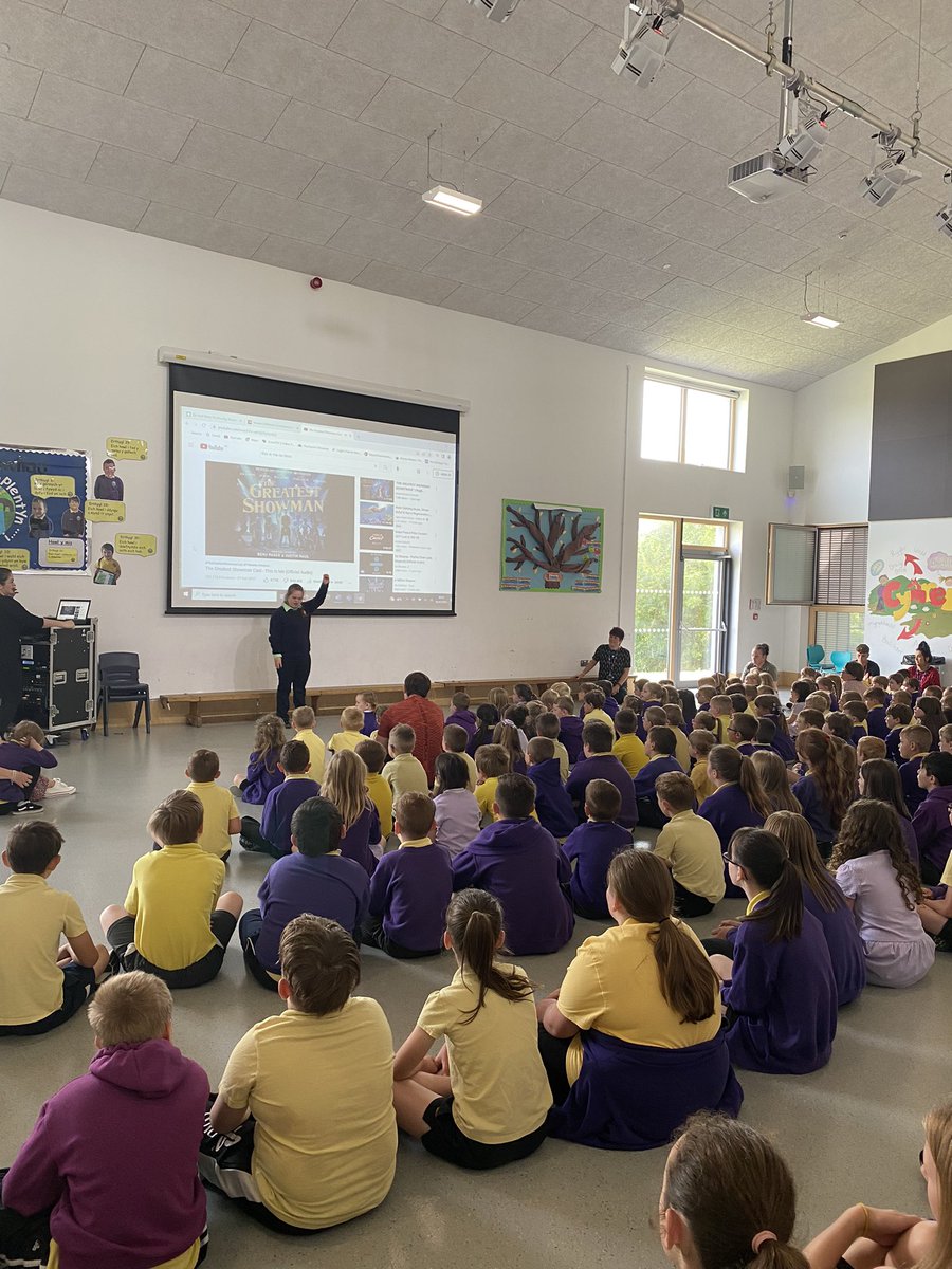 YsgolTrimsaran's tweet photo. Hyfryd cael croesawu disgybl o Fl.10 @Ysgol_Strade i’r wasanaeth bore ‘ma! Gwnaeth pawb fwynhau perfformiad pwerus iawn o ‘This is me’ mewn arwyddiaith. Cyfle gwych i sylweddoli pwysigrwydd yr hawl i gyfathrebu ym mhob iaith #erthygl30 @childcomwales https://t.co/yrTWr64Slv