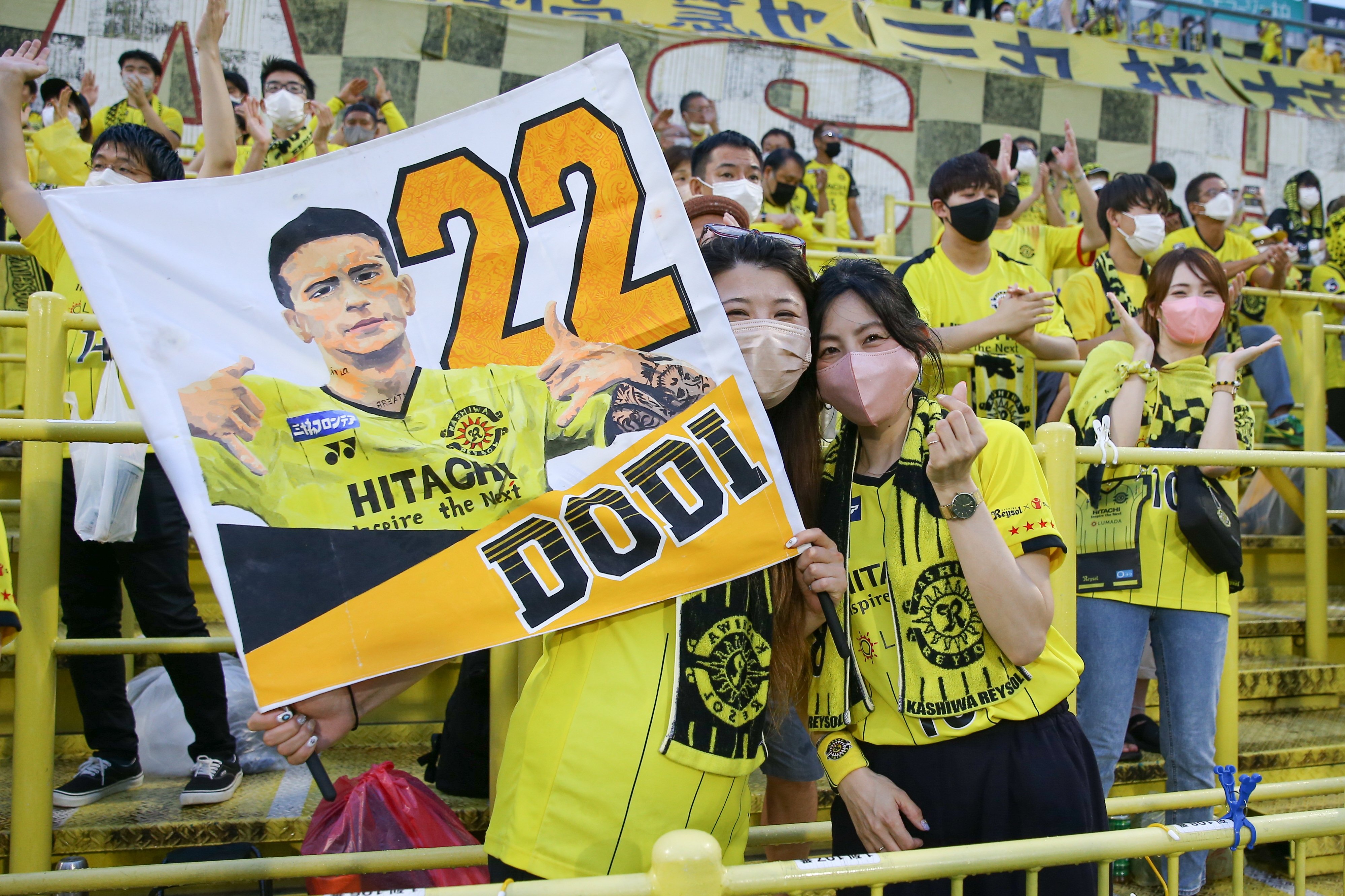 サッカーダイジェスト フォトギャラリー 今日こそ勝ち点３を 試合終了まで必死の拍手を送り続けた柏サポーター T Co Kt7ci4s4ym Jリーグ 柏レイソル サポーター T Co Ku5fztopaz Twitter