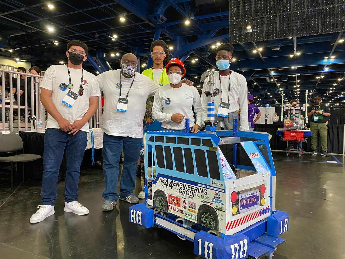 FRCTeams's tweet image. We saw some wonderfully creative and innovative robots during the #RAPIDREACT season. Share a picture of your team's bot in the replies! 
#OMGRobots