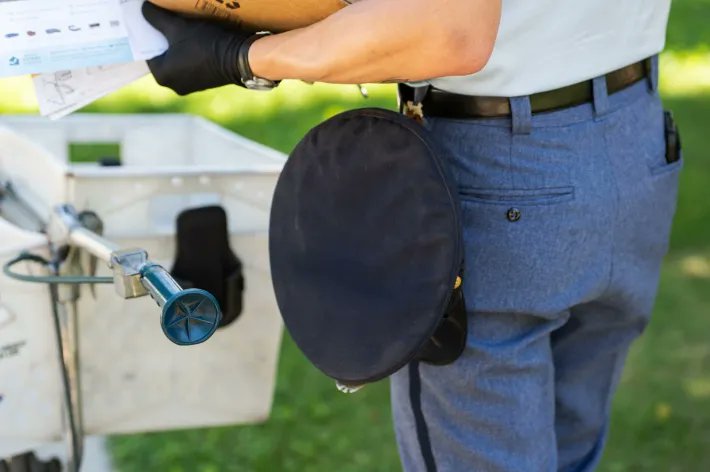 BlockClubCHI's tweet image. Meet Kalani Han, the super stylist mailman delighting Northwest Side neighbors. buff.ly/3Pcjs9T