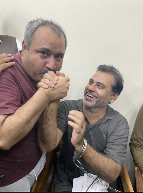 siasatpk's tweet photo. Picture of the day!!

#میں_بھی_عمران_ریاض_ہوں 
#WeStandWithImranRiaz
#PakistanUnderFascism https://t.co/8RboS7fB1i