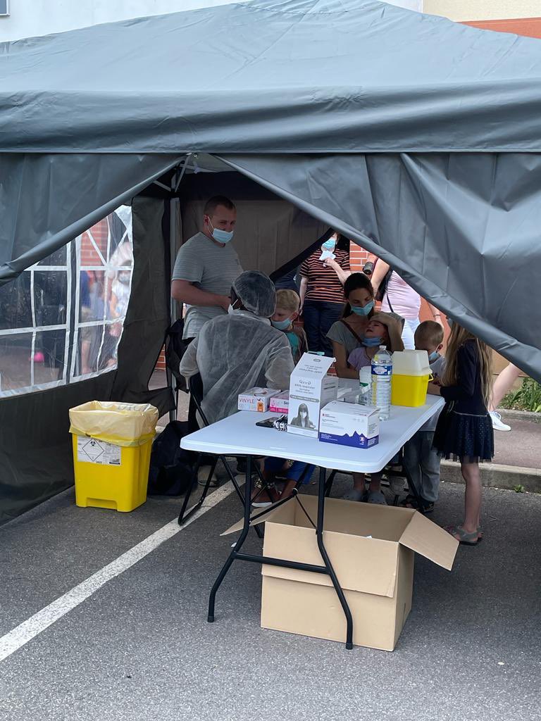 Huyghedelphine2's tweet photo. Aujourd’hui opération de dépistage #Covid_19: les équipes DD7️⃣8️⃣ @ARS_IDF toujours sur le terrain, merci 🙏 aux professionnels de santé du territoire d’être à nos côtés en faveur des plus précaires… vive la santé publique ! #capsan #associationcapsan #alteralia @Prefet78 https://t.co/Y7JcFe6gtq