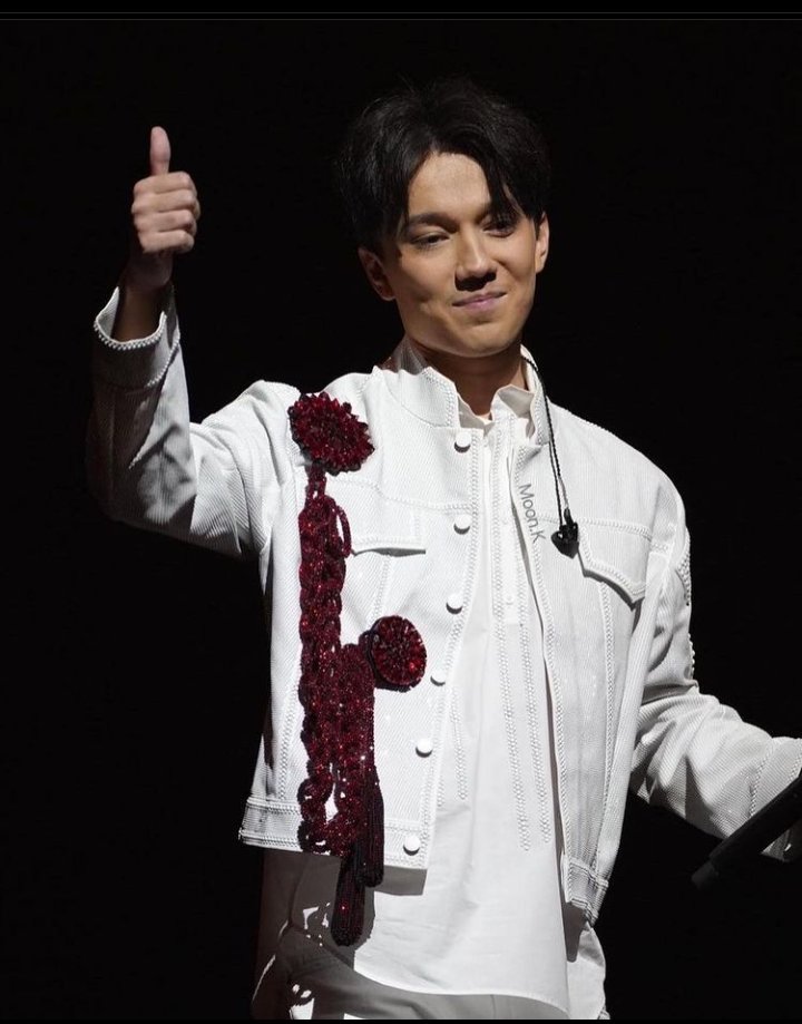 Eisykiewicz's tweet photo. Destiny Depends on a Moment. 
@dimash_official's music is such an unexpected gift that changes fate. 
#BeWithMe
don't #FlyAway, #Okay?
#DimashQudaibergen
https://t.co/ko8FWv2pop https://t.co/wHXuHNPrLJ