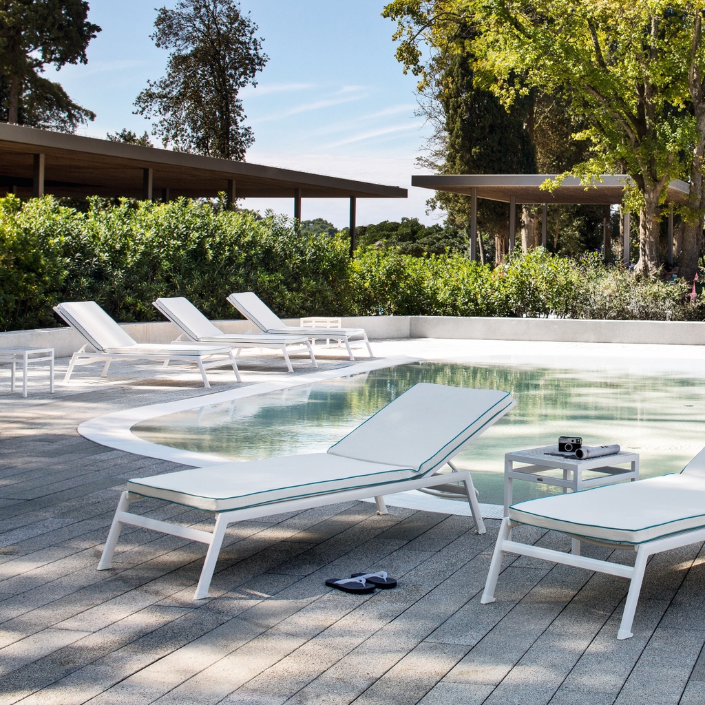 EverythingButO3's tweet photo. The aluminium structure of the the Victor sunbed is covered in batyline perforated fabric, making it light and versatile, perfect for moving in the direction of the sun. 
#outdoorfurniture #outdoordesign #outdoorlivingspace #outdoorroom #patiodesign #summerfurniture https://t.co/EltRZcQsSN