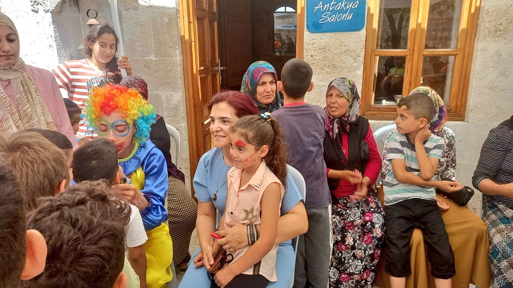 akkadin_hatay's tweet photo. Yeni giysilerini giyinmiş, gözleri ışıl ışıl parlayan çocuklar varsa, gelir #Bayram..

Çocukların yüzlerinde tebessüm olmak için Bayramlık sevinçlerine vesile olduk.

Yeni cicilerinizi giymek için heyecanlandığınız nice Bayramlarınız olsun evlatlar.. 
#KurbanBayramı https://t.co/0AVJjEcEcu