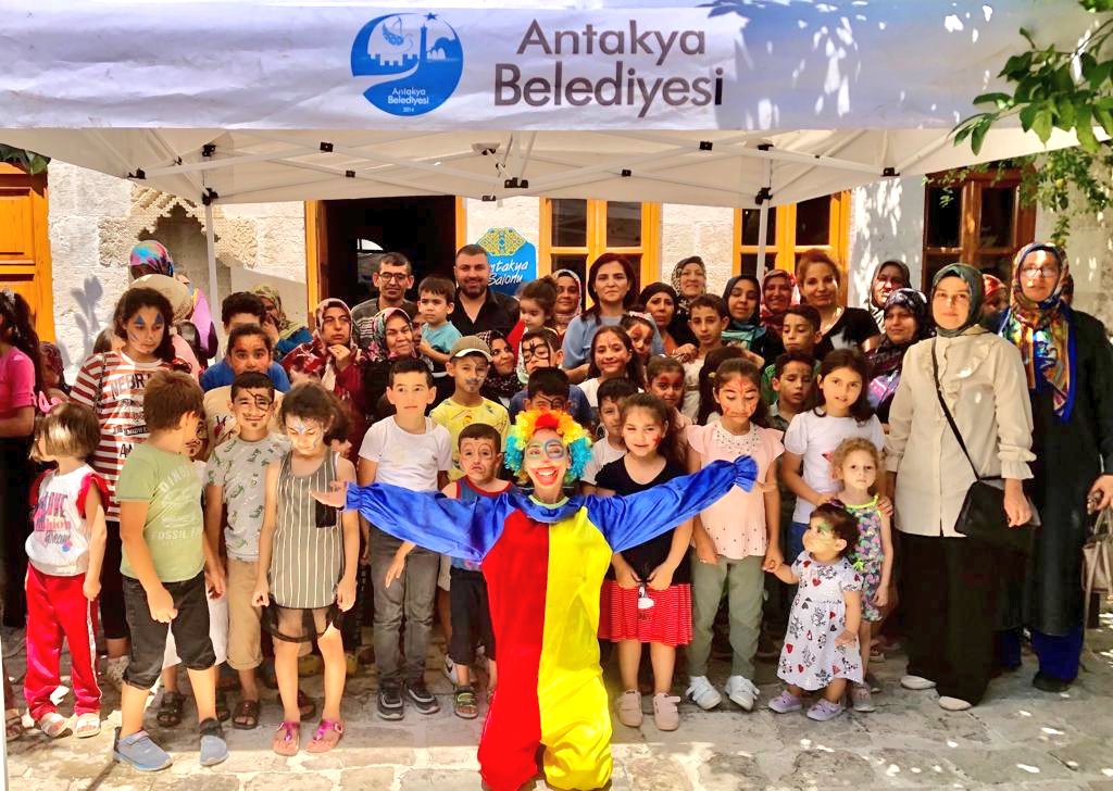 akkadin_hatay's tweet photo. Yeni giysilerini giyinmiş, gözleri ışıl ışıl parlayan çocuklar varsa, gelir #Bayram..

Çocukların yüzlerinde tebessüm olmak için Bayramlık sevinçlerine vesile olduk.

Yeni cicilerinizi giymek için heyecanlandığınız nice Bayramlarınız olsun evlatlar.. 
#KurbanBayramı https://t.co/0AVJjEcEcu