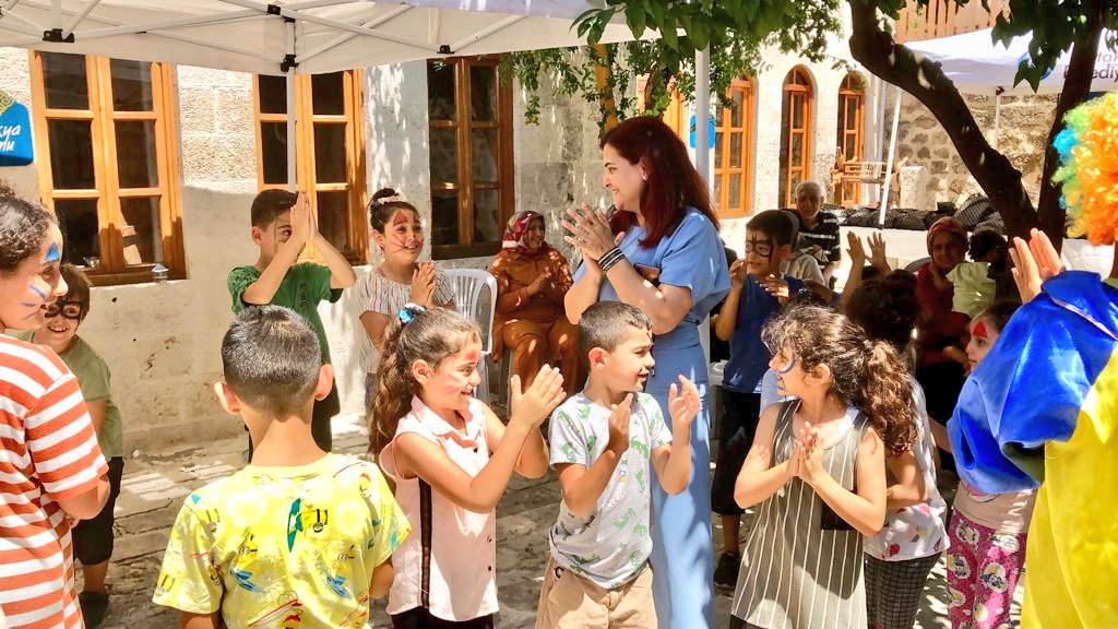 akkadin_hatay's tweet photo. Yeni giysilerini giyinmiş, gözleri ışıl ışıl parlayan çocuklar varsa, gelir #Bayram..

Çocukların yüzlerinde tebessüm olmak için Bayramlık sevinçlerine vesile olduk.

Yeni cicilerinizi giymek için heyecanlandığınız nice Bayramlarınız olsun evlatlar.. 
#KurbanBayramı https://t.co/0AVJjEcEcu