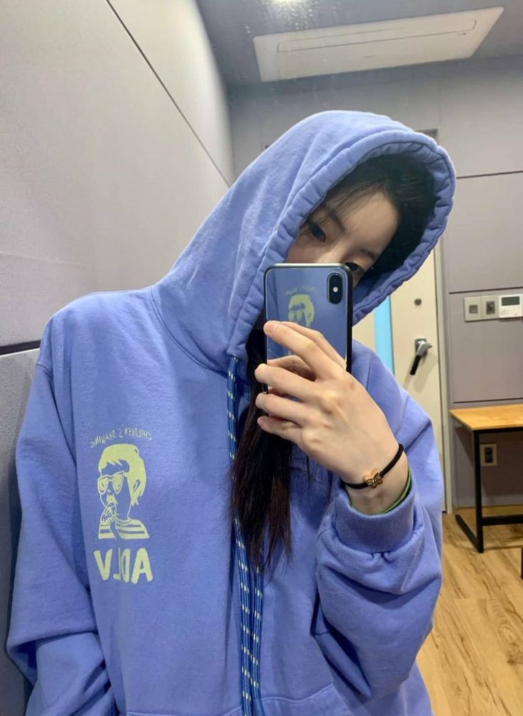 Don't mind me I'm only here for a second before i fall asleep,, replies tomorrow