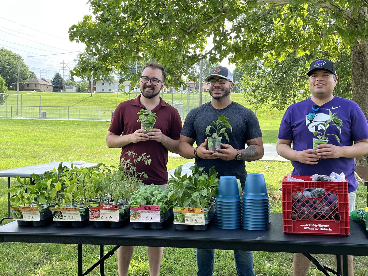 kckps_esl's tweet photo. Extending summer experiences for our families who receive Title 1, Part C services. The advocates collaborated with K-State to provide a gardening opportunity! #kckpsredefined @ms_jrodriguez @LisaGWalk @DougBoline https://t.co/RortPH511F