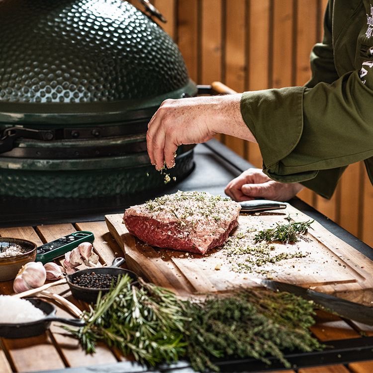 OVGWebdesign's tweet photo. Preparing a large piece of beef with rosemary and garlic on a Big Green Egg.

#inspiration #biggreenegg #bbq #beef #foodporn #healthyfood #healthylifestyle #bbqlovers #biggreenegglife #eggtastic #garlic #rosemary #herbs #food #bbqfood #biggreeneggnation #photoblog #bbqporn https://t.co/qOHnK8OQFt