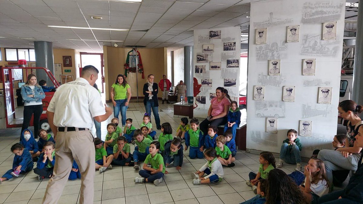 sergioramloz's tweet photo. Esta mañana en las instalaciones de la #base5 de @PCYBOMGDL recibimos la visita de niñas y niños del Kínder Garabatos.
Oficiales de nuestra #ÁreaDeCapacitación, les dieron una platica de cómo prevenir accidentes en el hogar y la manera correcta de evacuar en caso de incendio. https://t.co/hWUFsrLVxw
