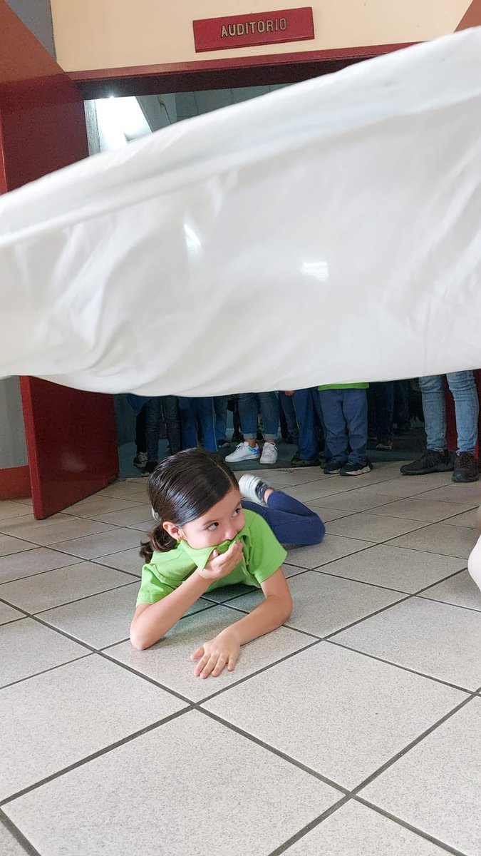 sergioramloz's tweet photo. Esta mañana en las instalaciones de la #base5 de @PCYBOMGDL recibimos la visita de niñas y niños del Kínder Garabatos.
Oficiales de nuestra #ÁreaDeCapacitación, les dieron una platica de cómo prevenir accidentes en el hogar y la manera correcta de evacuar en caso de incendio. https://t.co/hWUFsrLVxw