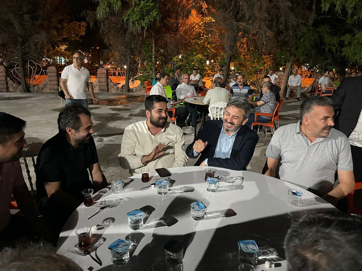 oguzmutlu02's tweet photo. Başkanımız @AhmetAYDIN_02 Bld Başkanımız @Drsuleymanklnc Merkez İlçe Başkanımız @Mustafaalkayis ve G.Kolları Başkanımız @mevlutkustepe ile birlikte kıymetli ağabeyim @mucevik ‘in oğlu M.Akif ve Elifhan Güneş Kardeşlerimin düğün törenine katıldık çiftimize mutluluklar diliyorum. https://t.co/a4edFGAeRe