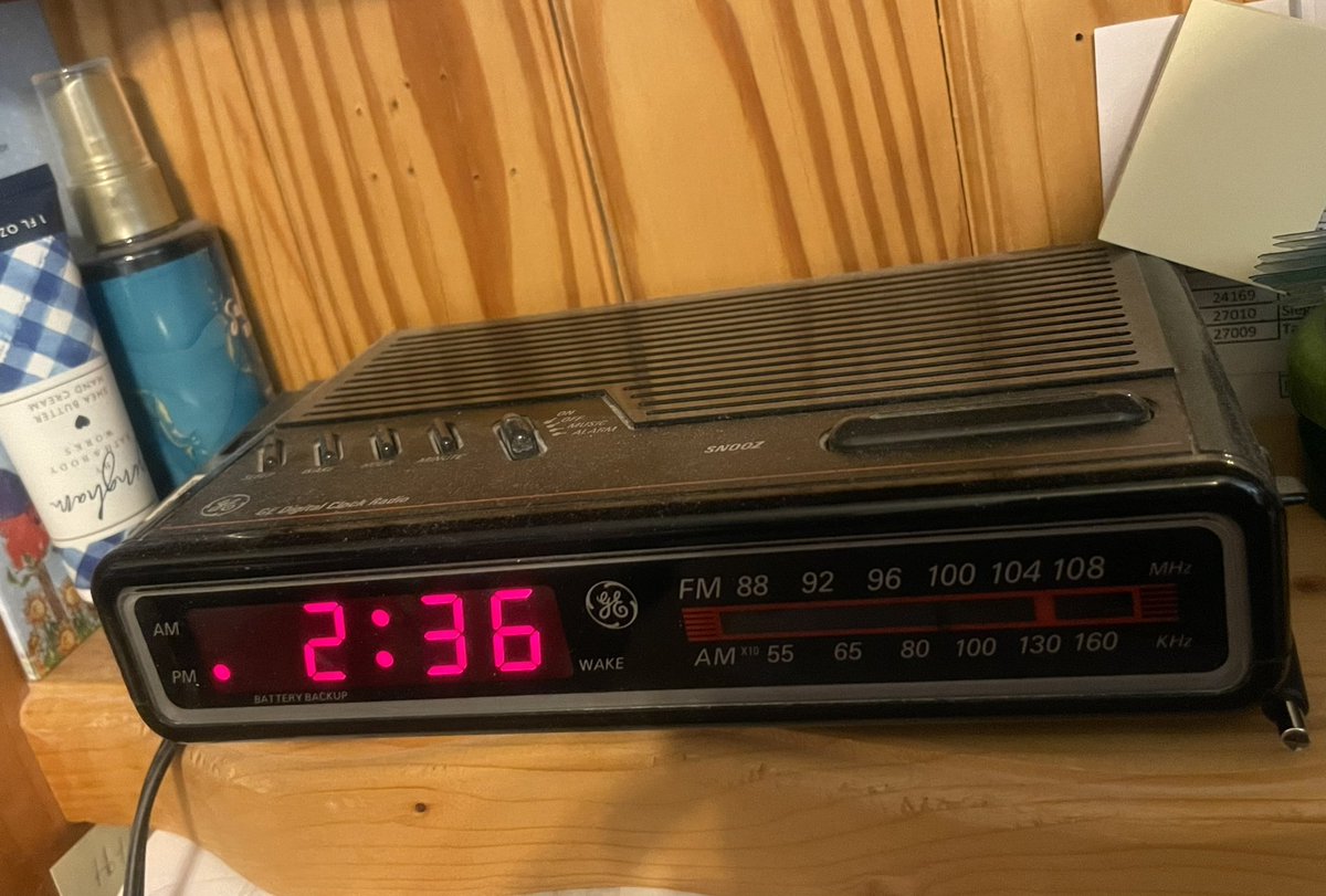 acroop22's tweet photo. … my mom still uses this exact alarm clock https://t.co/kJabZag6ow