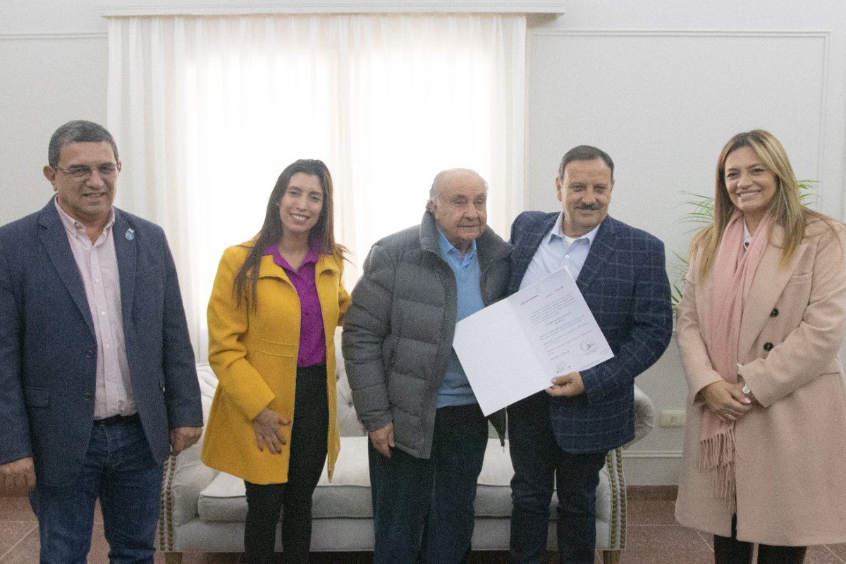 QuintelaRicardo's tweet photo. Un gran honor entregar el reconocimiento “Héroe de la Provincia” al Dr. Luis de la Fuente por el importante aporte que hizo y continúa haciendo a la cardiología en el mundo. Contamos con su apoyo y su invaluable guía para seguir trabajando por la salud de todos y todas. https://t.co/F52fz9moFd