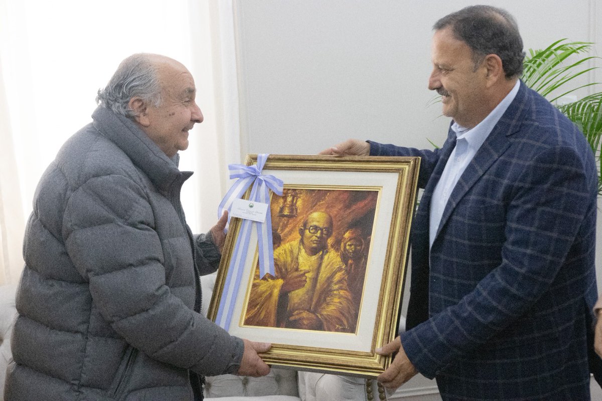 QuintelaRicardo's tweet photo. Un gran honor entregar el reconocimiento “Héroe de la Provincia” al Dr. Luis de la Fuente por el importante aporte que hizo y continúa haciendo a la cardiología en el mundo. Contamos con su apoyo y su invaluable guía para seguir trabajando por la salud de todos y todas. https://t.co/F52fz9moFd