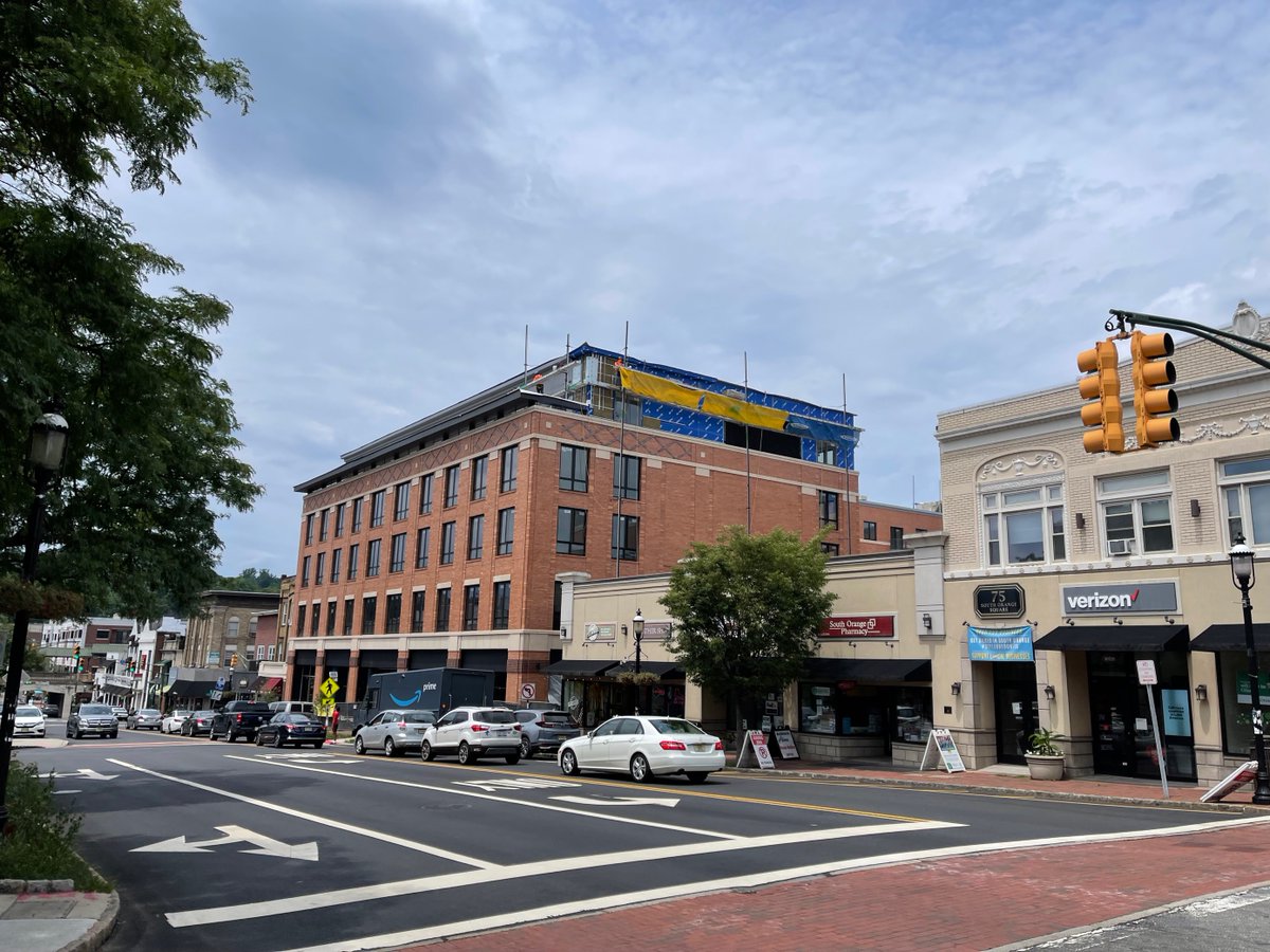 Topology_is's tweet photo. The #VoseAndTaylor #development in @southorangenj is getting closer to the finish line every day! π
The project is a new five-story #mixeduse building will bring 111 new residential units into the Village's downtown with close access to the train station. https://t.co/NbLTixY05T