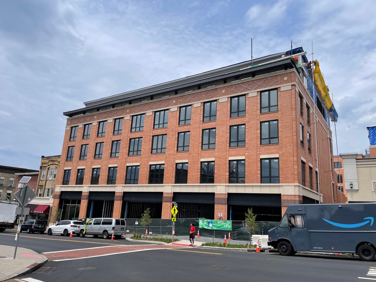 Topology_is's tweet photo. The #VoseAndTaylor #development in @southorangenj is getting closer to the finish line every day! π
The project is a new five-story #mixeduse building will bring 111 new residential units into the Village's downtown with close access to the train station. https://t.co/NbLTixY05T