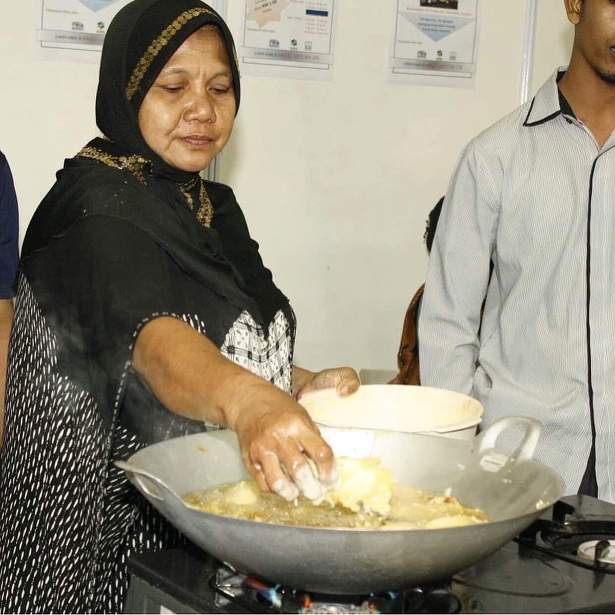 FAMA_Malaysia's tweet photo. Masih ingat ??? Aksi Makcik Goreng Pisang 🍌 mengunakan tangan curi tumpuan pengunjung Pada MAHA 2 0 _ _ ???
#MAHA2006 #MAHA2008 #MAHA2010 #MAHA2012 #MAHA2014 #MAHA2016 #MAHA2018 https://t.co/ywHZ3H85Kv