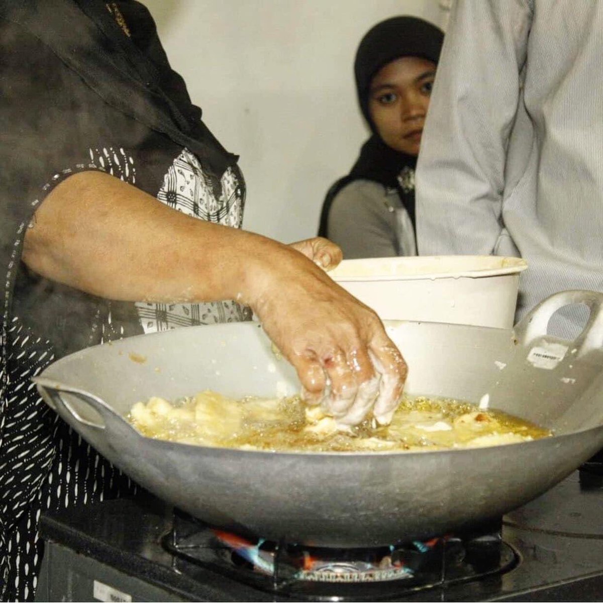 FAMA_Malaysia's tweet photo. Masih ingat ??? Aksi Makcik Goreng Pisang 🍌 mengunakan tangan curi tumpuan pengunjung Pada MAHA 2 0 _ _ ???
#MAHA2006 #MAHA2008 #MAHA2010 #MAHA2012 #MAHA2014 #MAHA2016 #MAHA2018 https://t.co/ywHZ3H85Kv