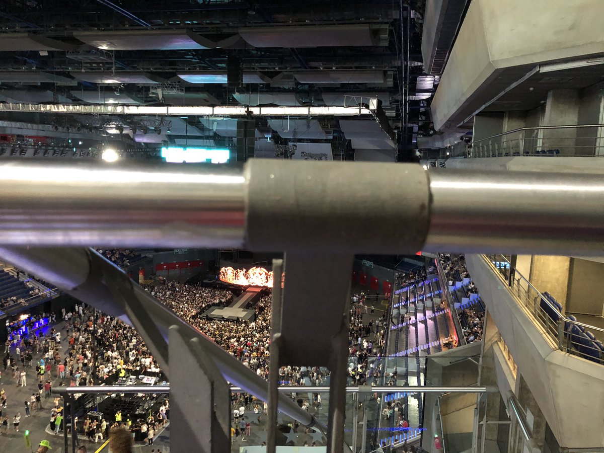 eduquindos's tweet photo. A punto de intuir a Queen + Adam Lambert en @WiZinkCenter @TicketmasterES vergonzoso que se vendan entradas con visibilidad reducidísima debido a las barras de escaleras. Muy vergonzoso. Y no es cuestión de pagar entrada más cara. Esto no es aceptable! https://t.co/I1iBpgHsqH