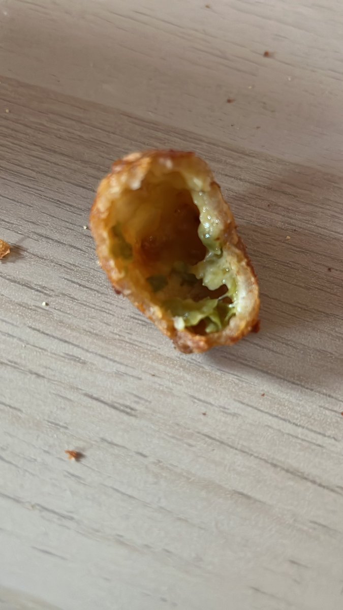 Fourmoof's tweet photo. Salut @BurgerKingFR… tous mes Chili Cheese etaient vides et surcuits !! Au secours !! https://t.co/7uOqArOQeY