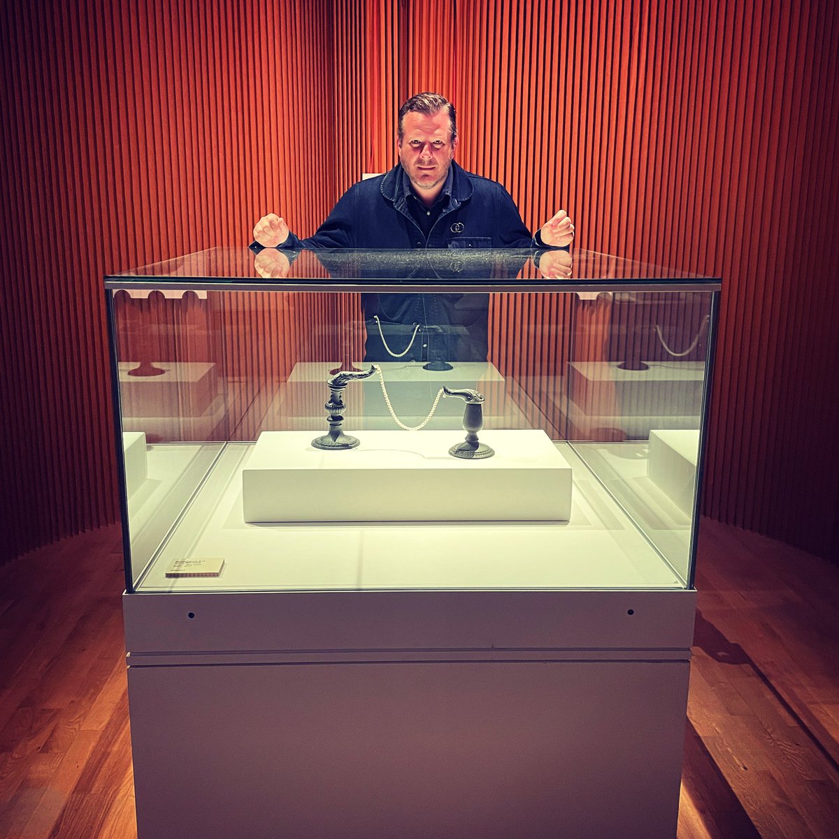 So great to have artist @MattJSmithcom visit our new exhibition #PowertotheYoungPeople by @ReimagineRemake Replay at the @UlsterMuseum today. Our newly acquired sculpture by Matt has gone on display for the first time.