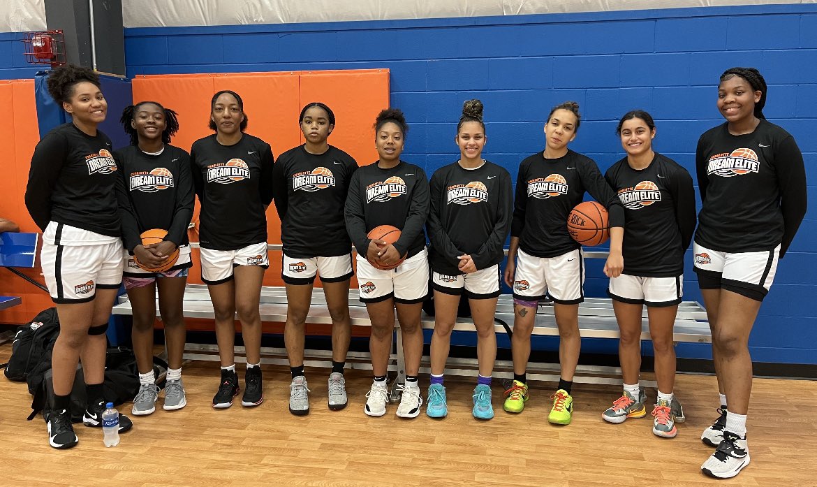 CltDreamElite's tweet photo. Our #cde17u game 3 coming up at 4:26pm on ct. 60 @TFNsRun4Roses #charlottedreamelite #twoand0 https://t.co/LYaIgyt4IW