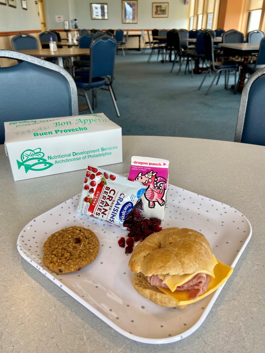 SummerMealsNDS's tweet photo. Happy Wednesday! Our summer sites are continuing another awesome week of summer meals with a turkey ham &amp; cheese croissant, craisins, an oatmeal cookie, and dragon punch vegetable juice! Sounds delicious! #wednesdaymeal #mealoftheday #healthymeals #healthylunch https://t.co/xjlFYlMc4f