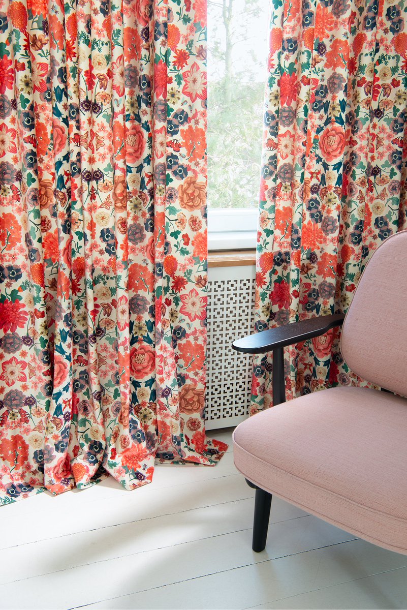 Opulenz geht auch im Streublümchenformat - ein Inbetween mit Allover-Dessin am Fenster. Entdeckt von #gibdirstoff 
Foto: ADO Goldkante - Phlox &amp; Dahlia
#snfachpresse #snverlag #SNHome #Textil #haustex #Heimtextil #interiortextiles #vorhang #gardine 
dekowiki.de