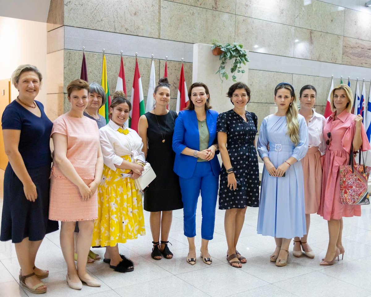 Amazing, smart, motivated, competent #women making actual changes. Each in their respective professions, but changes that we all benefit from. What a great, great photo. Colors are amazing too :) #moreofthisplease #BosniaIdreamof