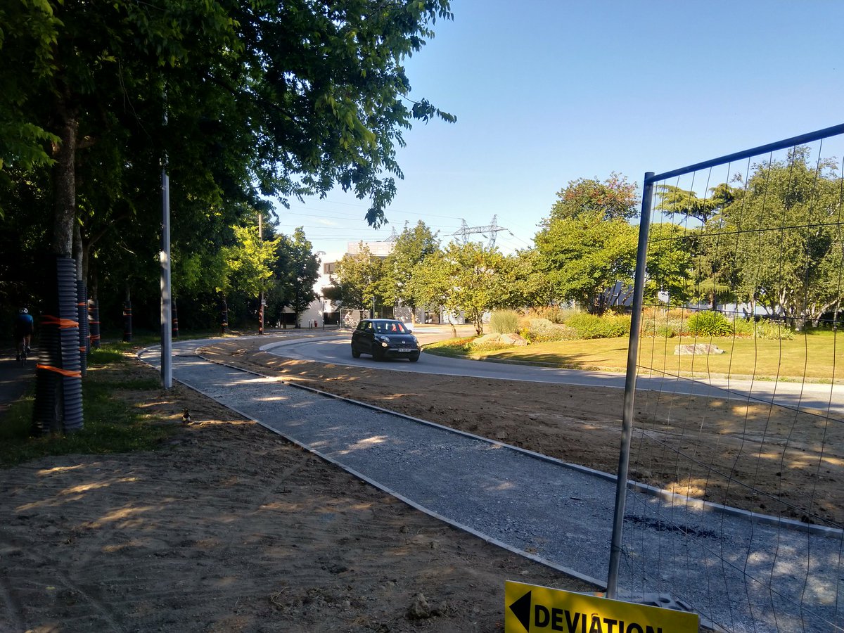 flolevillain's tweet photo. Premières images de l'un de 2 nouveaux giratoires à la hollandaise en cours d'aménagement à #Rennes cet été.

Ça bosse de mieux en mieux, y'a pas à dire ! 💪 https://t.co/PkI9l8NfOu